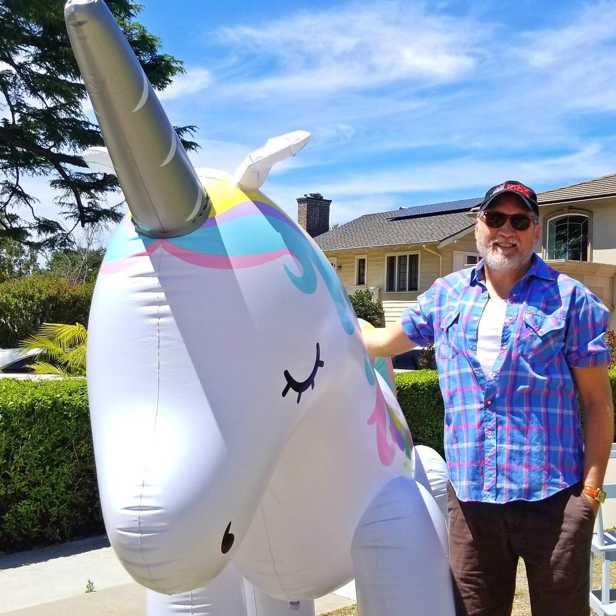 To all my #LGBT friends Thank you for being brave, strong and #HappyPride2019 #loveislove "What the world needs now is love, sweet love. No not just for some, but for everyone..."🎶🎶🎶