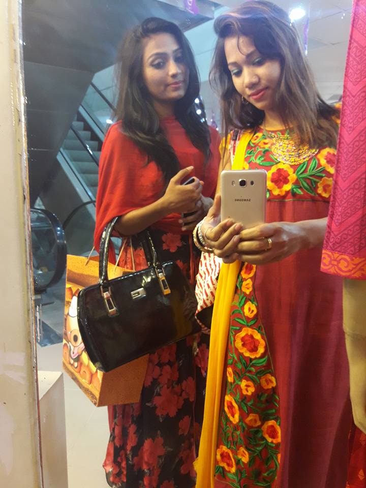 DilMahisha's tweet photo. Friends 😍😘 https://t.co/tGXzsyqg6f