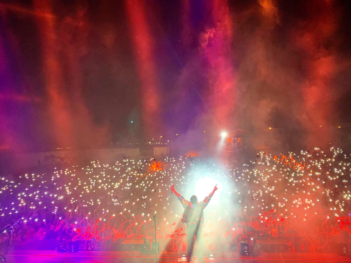 LuisFonsi's tweet photo. Seguimos flotando en un cielo estrellado🌟 y no pienso aterrizar por ahora. Me lo estoy saboreando demasiado. Que belleza de público. Gracias Don Benito #VIDAWorldTour https://t.co/8QiIkjYPGj