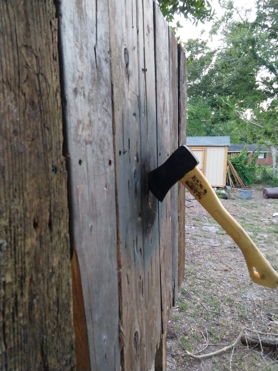 echvinya's tweet photo. Had some scrap wood... So I built a thing. https://t.co/40c0cXDeFl