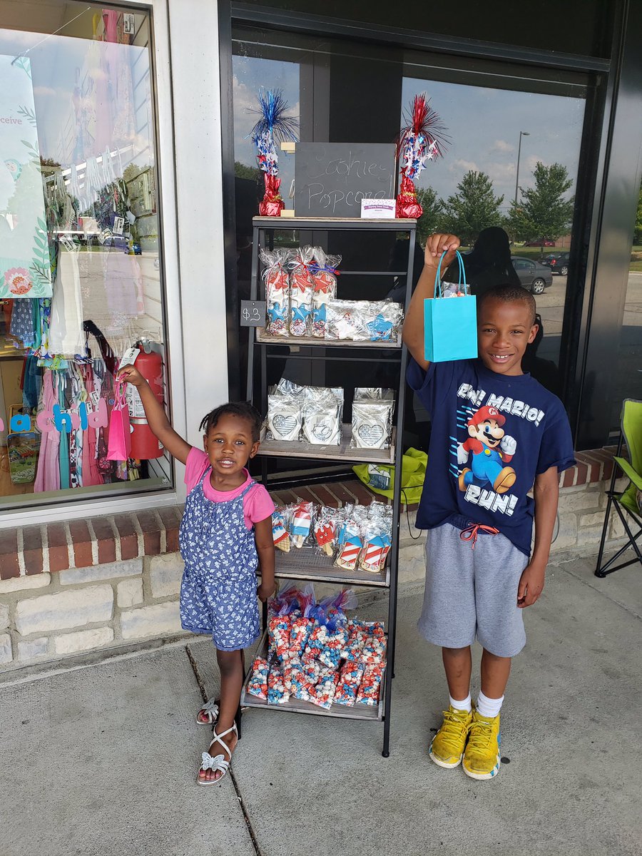 Rayningsweets's tweet photo. My first pop-up shop was a success! Thank you to everyone that came out to support me, I really appreciate you ❤️. https://t.co/cV4C565Wox