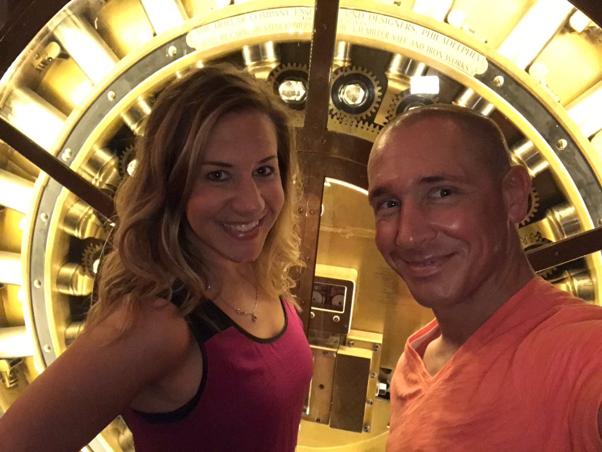 DaveKich's tweet photo. The #CLE Experience.
@thingsbymelanie #The9CLE #Cleveland #ThisIsCLE #TheVault #selfie @The9CLE https://t.co/lnDpqKGKyK