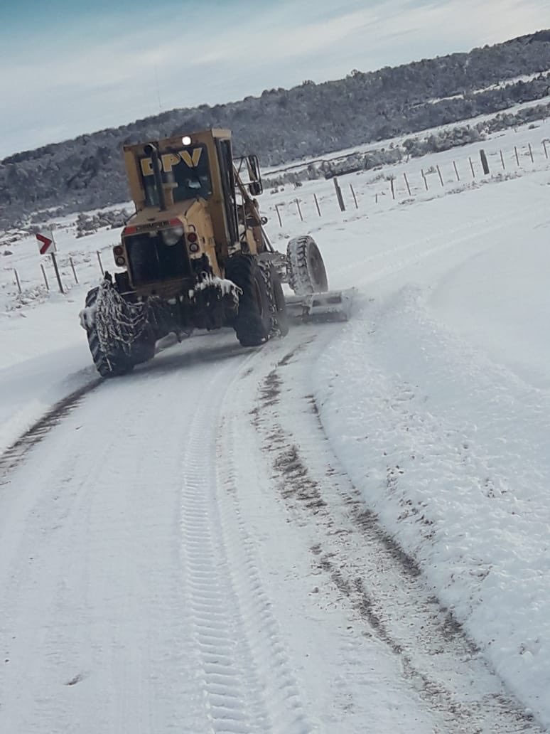 GastonNataleTDF's tweet photo. VIALIDAD PROVINCIAL TODO EL AÑO EN TODA LA PROVINCIA 

En el día de hoy parte de nuestra flota estuvo haciendo despeje de nieve en la Ruta B.
#VialidadProvincialTdf https://t.co/K8wnIJfKp2