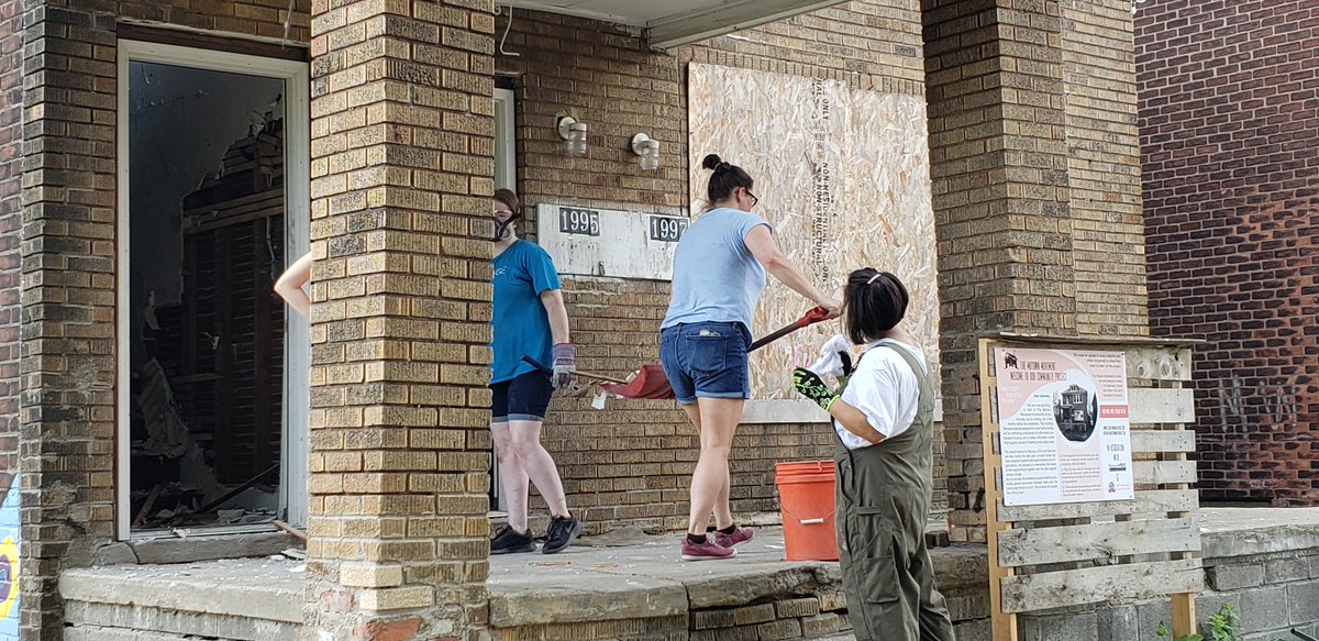 NRGAllianceGrp's tweet photo. Spent the morning working with some amazing pioneers creating sustainable housing in Detroit. Thanks to the entire @MotownMovement team for making it happen! #MotownMovement #EAGSavesNRG https://t.co/EgWhIKlEA3