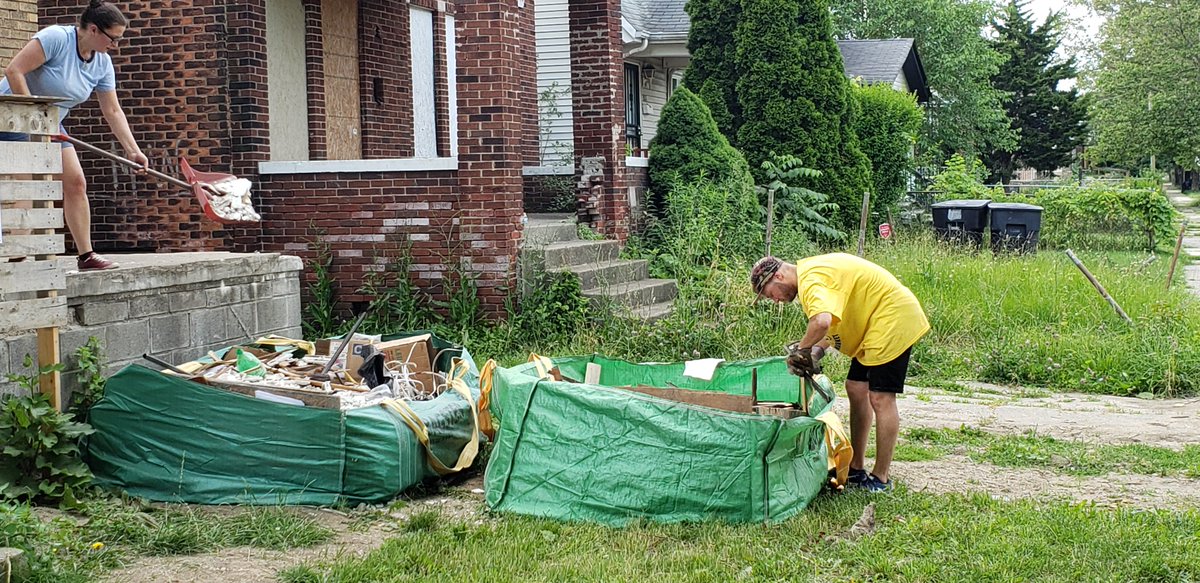 NRGAllianceGrp's tweet photo. Spent the morning working with some amazing pioneers creating sustainable housing in Detroit. Thanks to the entire @MotownMovement team for making it happen! #MotownMovement #EAGSavesNRG https://t.co/EgWhIKlEA3