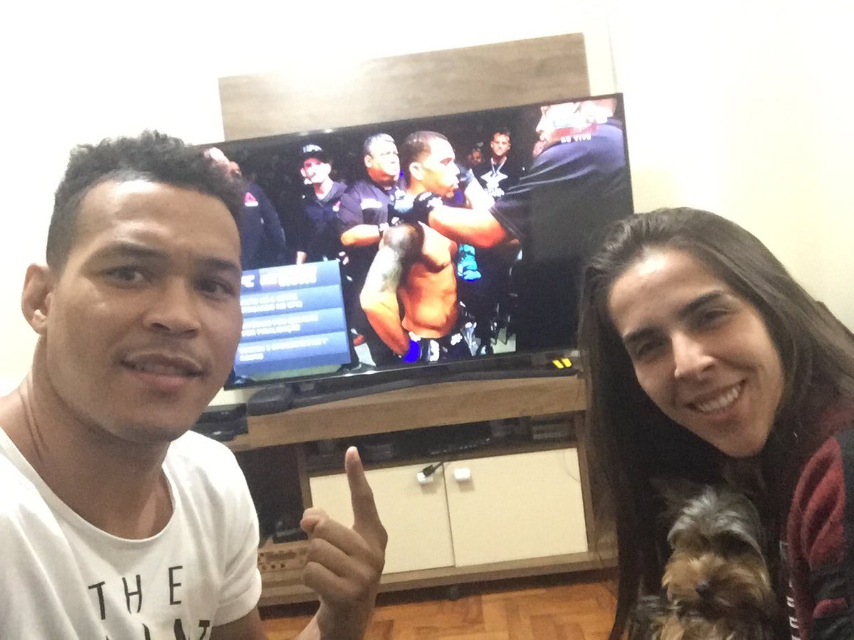 AndersonBuzika's tweet photo. Com certeza cigano vence essa heyyyyy.... Com fé e trabalho duro estou chega também ....Buzika  e Barbara #thekingBuzika👑💪🏽👊🏽#CiganoNoCombate #ciganovence #UfcNoCombate https://t.co/JIvJ4gzBII