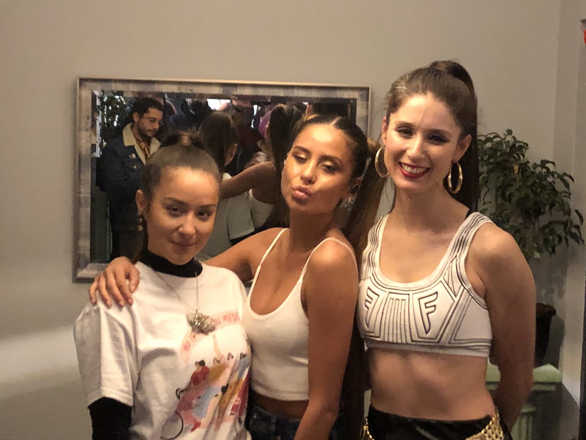 SwingManagement's tweet photo. Y mientras tanto en #backstage de #NocheFMDos @soycamioficial @franciscamusic y @NissRosenthal .
#divas #idolas #solidas #singers #rockstars https://t.co/X5PT1oCr1X