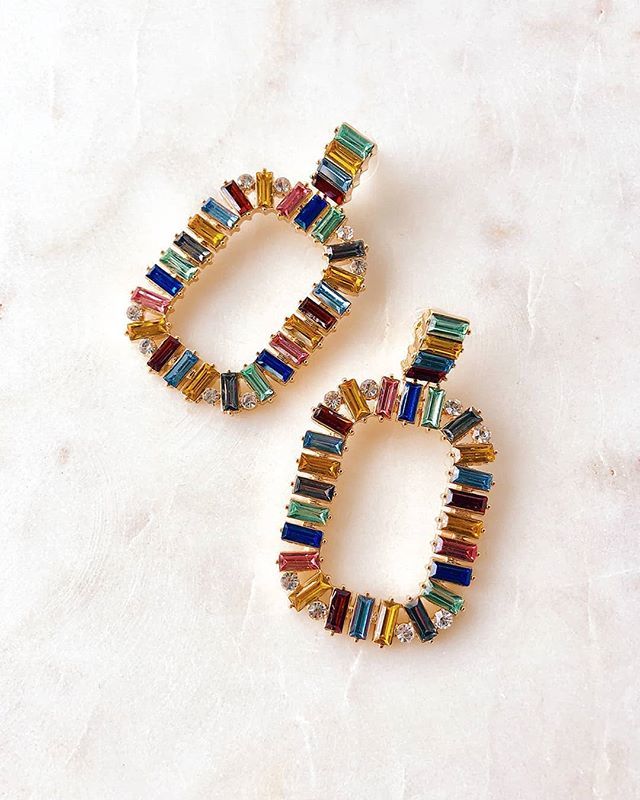 Groovys's tweet image. Why choose one color when you can have them all?! 😘 🌈 #taptoshop the Alette Rainbow Baguette Earrings! ift.tt/2IYDjdh