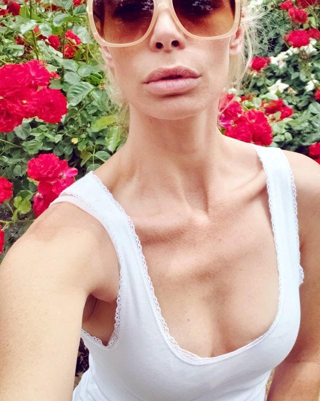 HaiCapri's tweet photo. Little story about birds and bees...🐝🌹
#naturelover #gardenlife #rosegarden #manakiya #calimodel #vegasmodel #naturalmodel #lifestyle #realbikinibabe #bikinidotcom #florals #gooutside #playallday #flowerpower #roseallday #modelmoves #bts https://t.co/X0EtsqzxSq