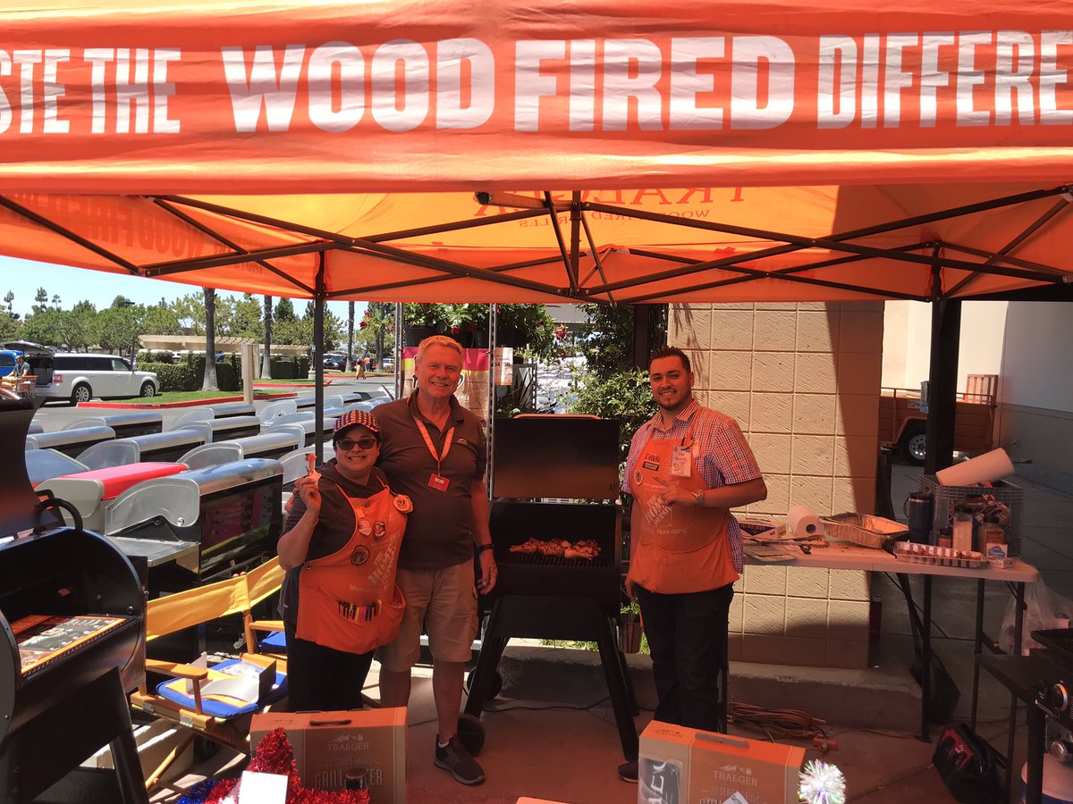 hd6638merchASM's tweet photo. Team 6638 is on fire 🔥, Great execution team with our Customer appreciation BBQ Event. Thank you @RosiMcB #Homedepot #traeger #4thofjulyweekend https://t.co/PWzSy6wlls
