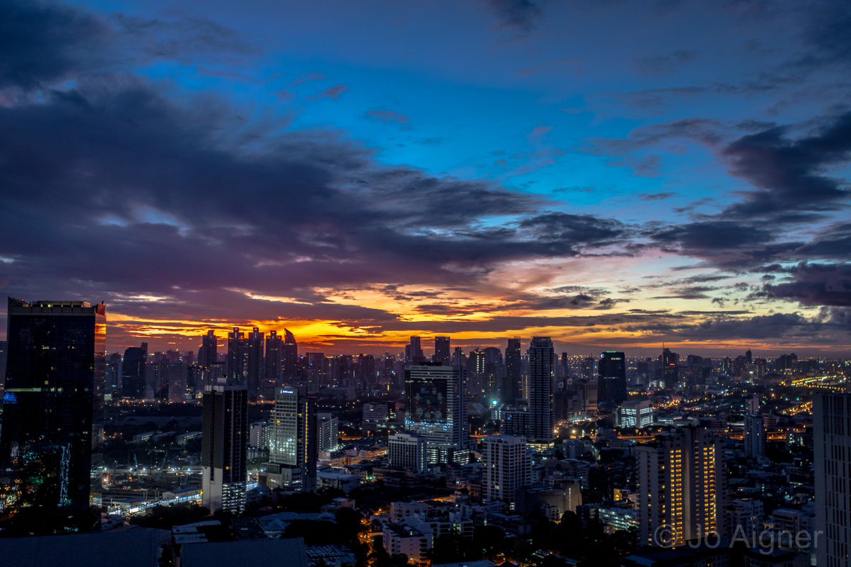JoAigner's tweet photo. #picoftheday Sunrise over Bangkok
#thattravelblog #LiveTravelChannel #TravelStoke #travel #travelphotography #travelphotos #travelphoto #onestrangeasia #canon #canonphotography #lpfanphoto #sunrise #lpPathfinders #Bangkok #Thailand #amazingthailand #urban #city #clouds #earlybird https://t.co/huCLqnXX5c