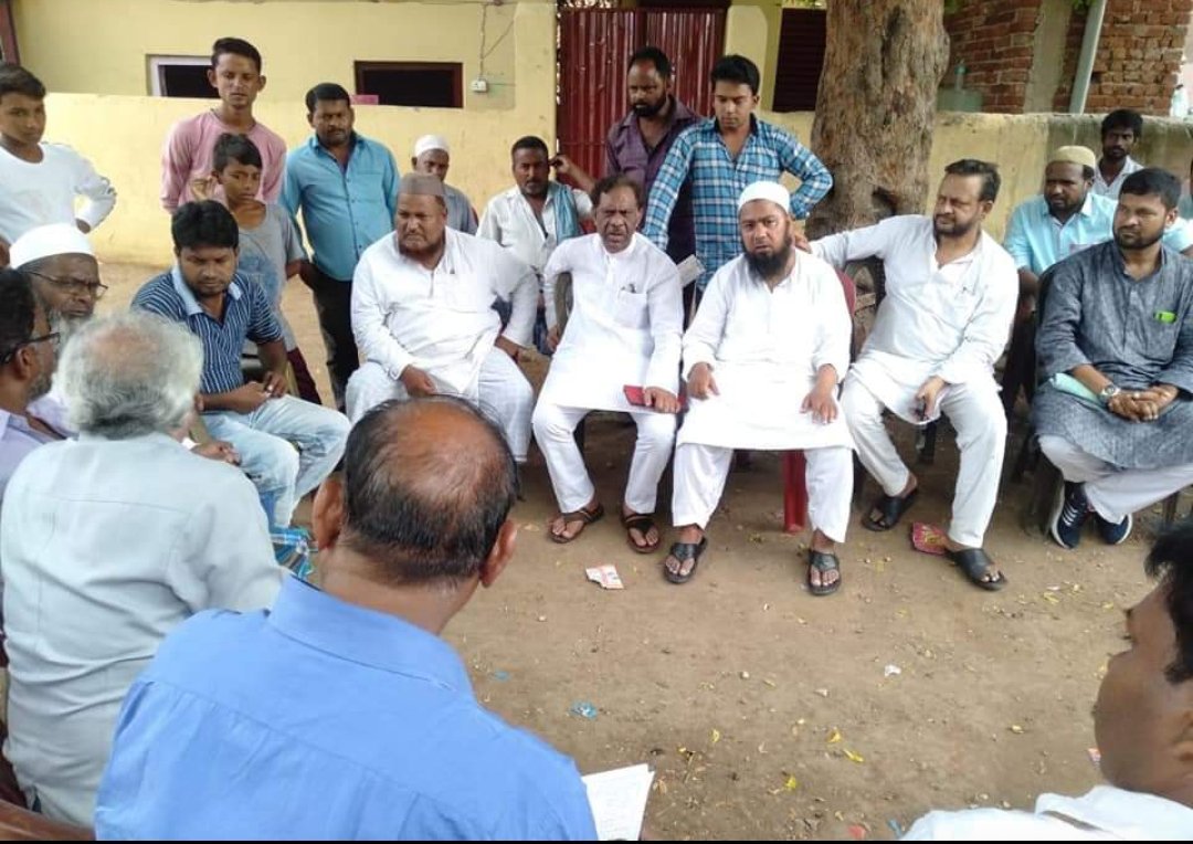 Anis785's tweet photo. ✔ SDPI की टीम पहुंची तबरेज़ अंसारी के घर झारखंड के खरसावाँ (कदमडिहा) में
✔ तबरेज़ के गुनाहगारों को कड़ी सज़ा दिलवाने के लिए दिया हर संभव कानूनी मदद का वादा
✔ पार्टी के वरिष्ठ नेताओं एडवोकेट शरफुद्दीन साहब, डाॅ तस्लीम अहमद रहमानी और सीताराम खोईवाल भी पहुंचे https://t.co/RRXXsTeOFX