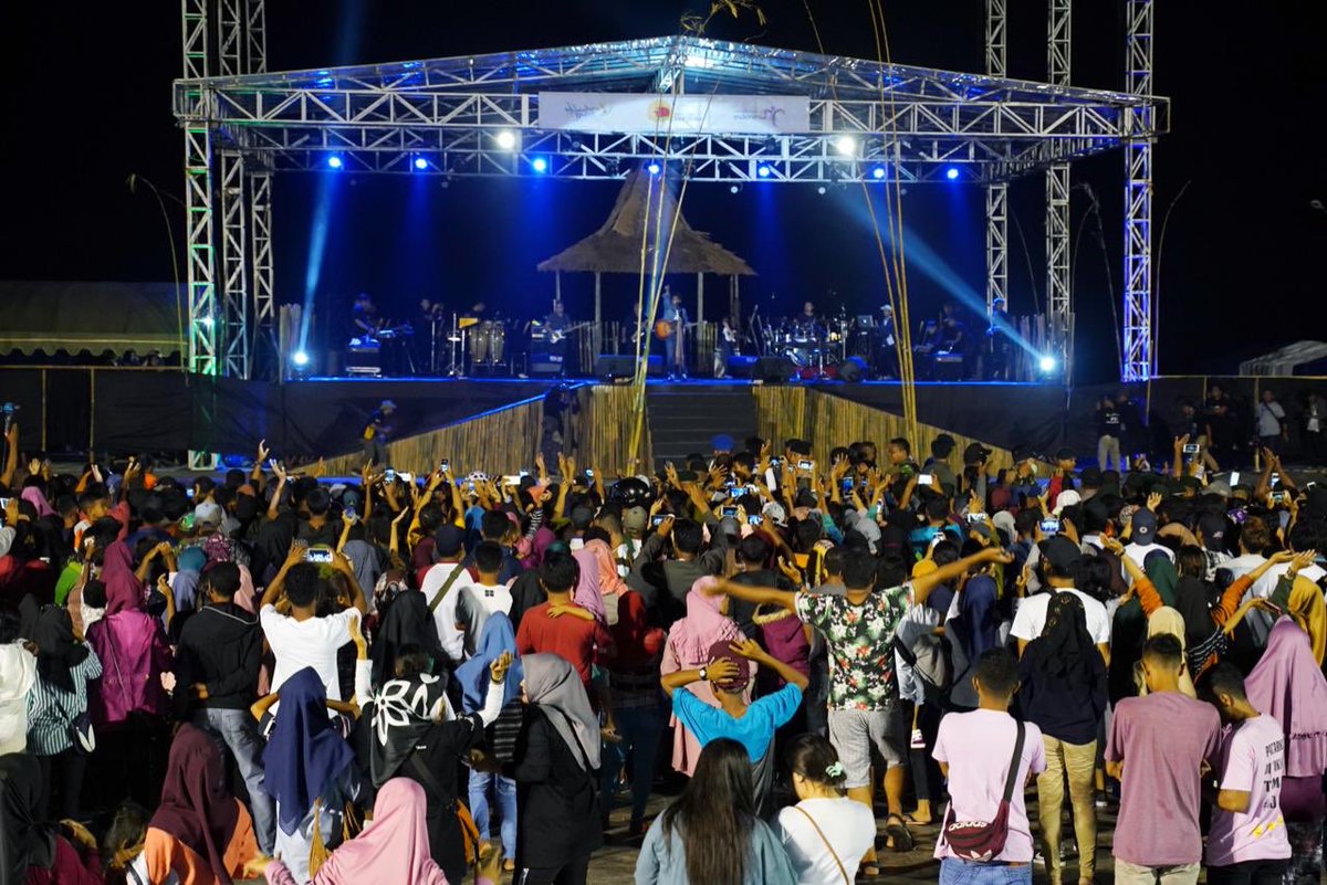 TelukJailolo's tweet photo. Kemeriahan puncak Calender if Event #festivaltelukjailolo https://t.co/CxYWvDEcvp