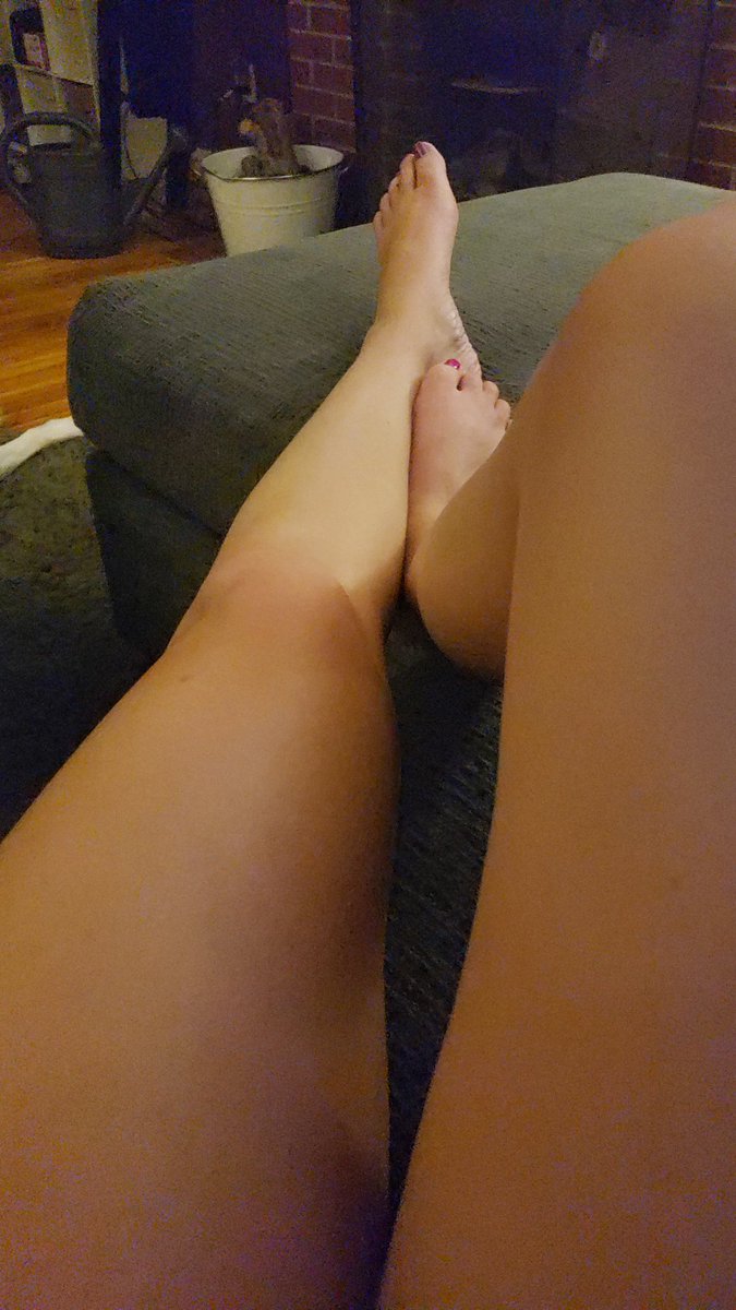 sarah_lee_85's tweet photo. When its 80°+ in your house it's a #nopantsparty 🥵🥵🥵 #ineedAC #itakecashapp 🤣🤷🏼♀️ https://t.co/dBDt7cJaXh