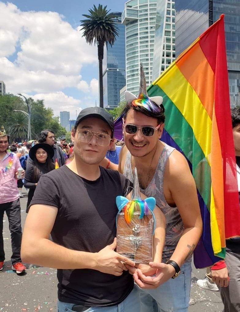 erremerino's tweet photo. Hagan ésto viral.
Esos son amigos. 😭
#PrideCDMX #PrideDay2019 #PrideMexico https://t.co/kb7cTWQ8WS