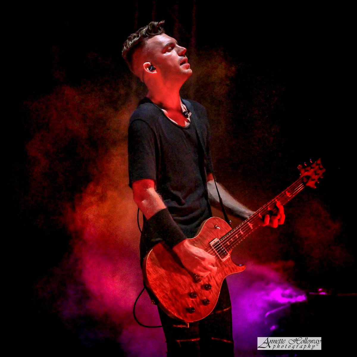 AnnetteHolloway's tweet photo. SETH MORRISON of @Skilletmusic 🙌😁😎💥
📸 @annetteholloway 

@morrisonseth #sethmorrison #ahsethmorrison  #skilletmusic #ahskilletmusic  #skillet #ahskillet #guitar #shredder #guitarist https://t.co/xoMBolPNHK