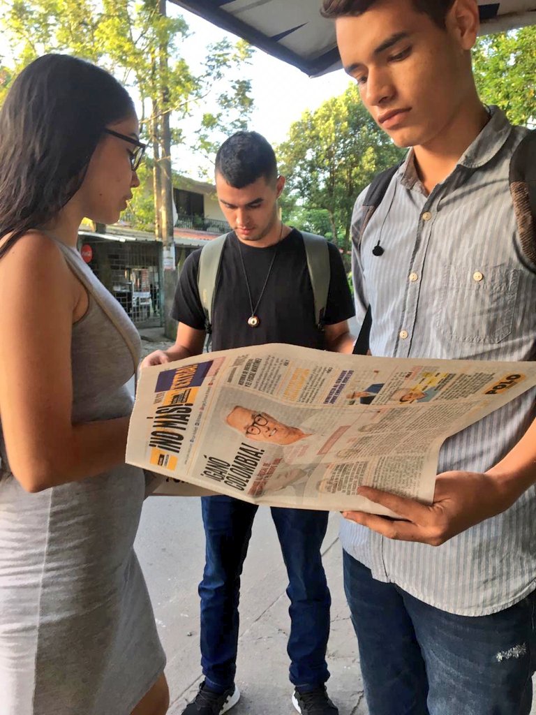DavidMoraNar's tweet photo. Gracias a las voluntarias y voluntarios 👫👭👬 que entregan nuestro periódico 🗞 sobre #TumbamosAlFiscal y #AlumbradoSinTumbao, esta semana fue en la Unillanos. Excelente recepción.  

Seguimos en la tarea de informar a todo Villavicencio. ¡Luchar sí sirve! ✊✊#UnoDeLosNuestros https://t.co/LIEXWF6O1W