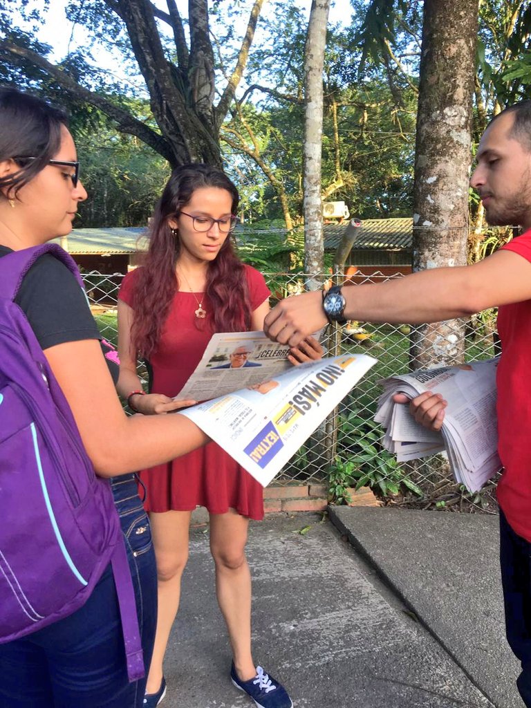 DavidMoraNar's tweet photo. Gracias a las voluntarias y voluntarios 👫👭👬 que entregan nuestro periódico 🗞 sobre #TumbamosAlFiscal y #AlumbradoSinTumbao, esta semana fue en la Unillanos. Excelente recepción.  

Seguimos en la tarea de informar a todo Villavicencio. ¡Luchar sí sirve! ✊✊#UnoDeLosNuestros https://t.co/LIEXWF6O1W