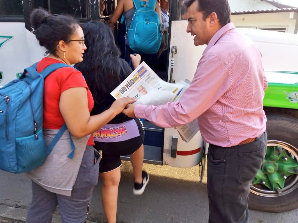 DavidMoraNar's tweet photo. Gracias a las voluntarias y voluntarios 👫👭👬 que entregan nuestro periódico 🗞 sobre #TumbamosAlFiscal y #AlumbradoSinTumbao, esta semana fue en la Unillanos. Excelente recepción.  

Seguimos en la tarea de informar a todo Villavicencio. ¡Luchar sí sirve! ✊✊#UnoDeLosNuestros https://t.co/LIEXWF6O1W