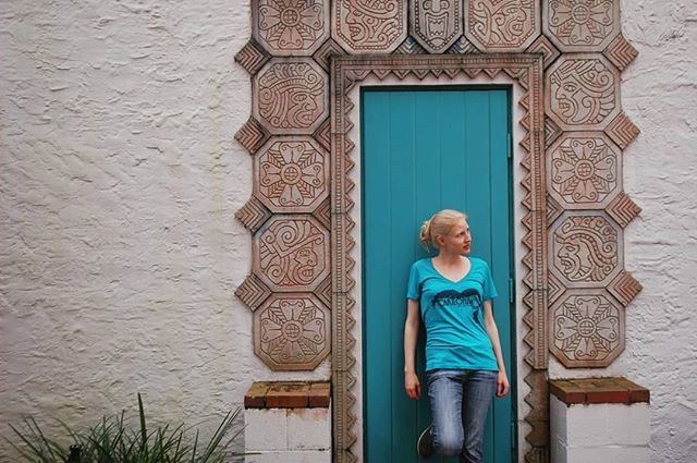 CherylRodewig's tweet image. This is how my husband thought he should frame this shot and I can't tell if it's just amateur or a commentary on the vanity of posing against a blue door for Instagram. 🤔 
#bluedoor #askingforafriend #instafail #centralflorida #gardenwalks #onassign… ift.tt/2XdLTZE