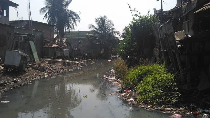 tailkoxyz's tweet photo. Kali di belakang Pasar Sindang, Koja - Jakarta Utara: sangat kumuh, tidak pernah dikeruk, penuh sampah, kotor, jijik, mau muntah lihat Jakarta.

https://t.co/n961fcldn0 https://t.co/g6LqDnrMT1