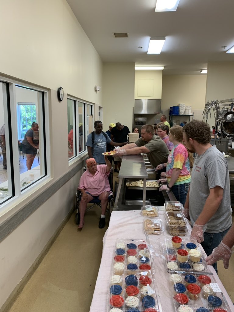 RevPackers's tweet photo. Great group tonight from the church helping serve supper tonight at Fifth Street Ministries. #GodsPeople https://t.co/NXlwECylLG