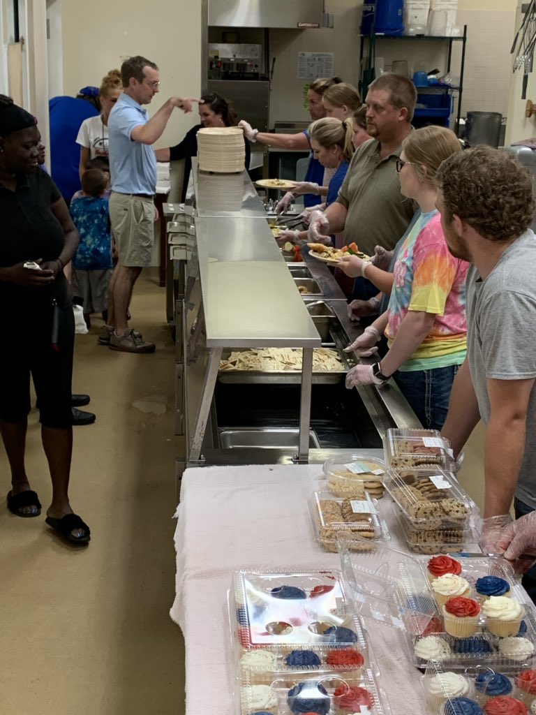 RevPackers's tweet photo. Great group tonight from the church helping serve supper tonight at Fifth Street Ministries. #GodsPeople https://t.co/NXlwECylLG