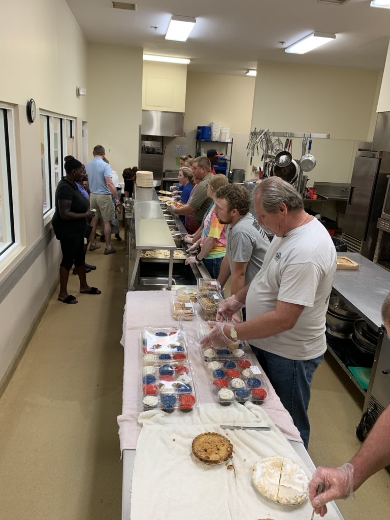 RevPackers's tweet photo. Great group tonight from the church helping serve supper tonight at Fifth Street Ministries. #GodsPeople https://t.co/NXlwECylLG
