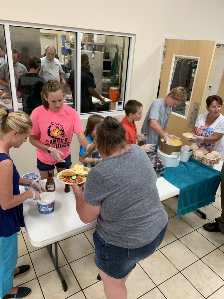 RevPackers's tweet photo. Great group tonight from the church helping serve supper tonight at Fifth Street Ministries. #GodsPeople https://t.co/NXlwECylLG