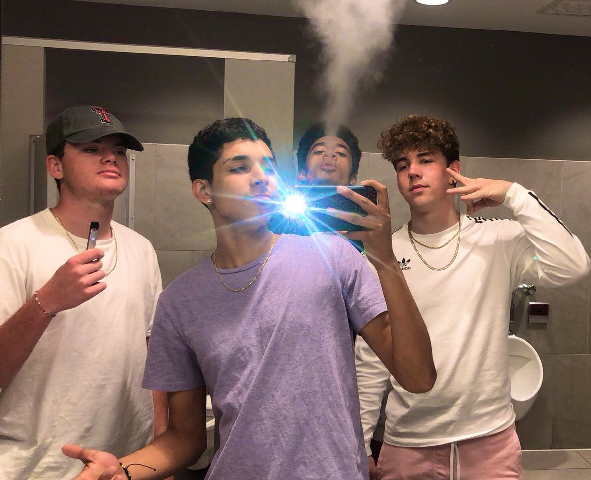 Srimpel32's tweet photo. saturdays are for the boys or sumn https://t.co/ao1aV57WsB