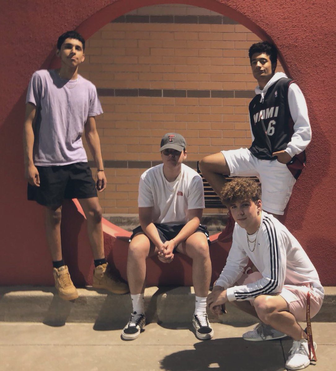 Srimpel32's tweet photo. saturdays are for the boys or sumn https://t.co/ao1aV57WsB