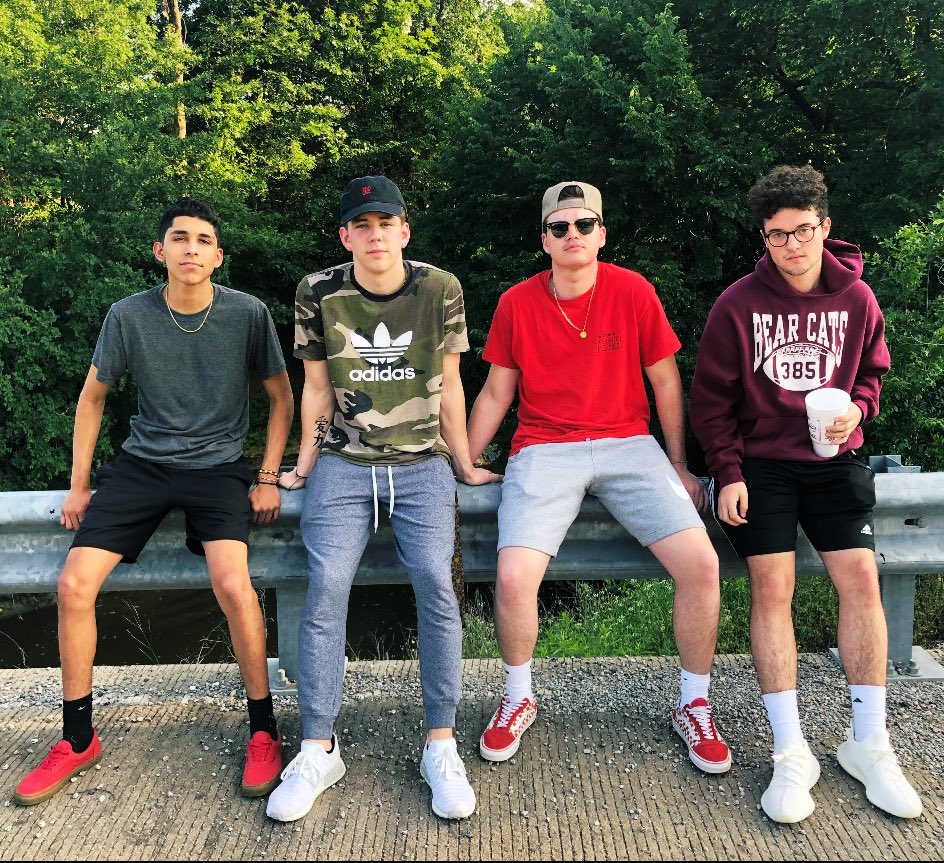 Srimpel32's tweet photo. saturdays are for the boys or sumn https://t.co/ao1aV57WsB