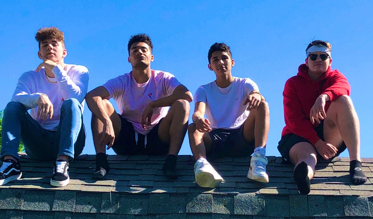 Srimpel32's tweet photo. saturdays are for the boys or sumn https://t.co/ao1aV57WsB