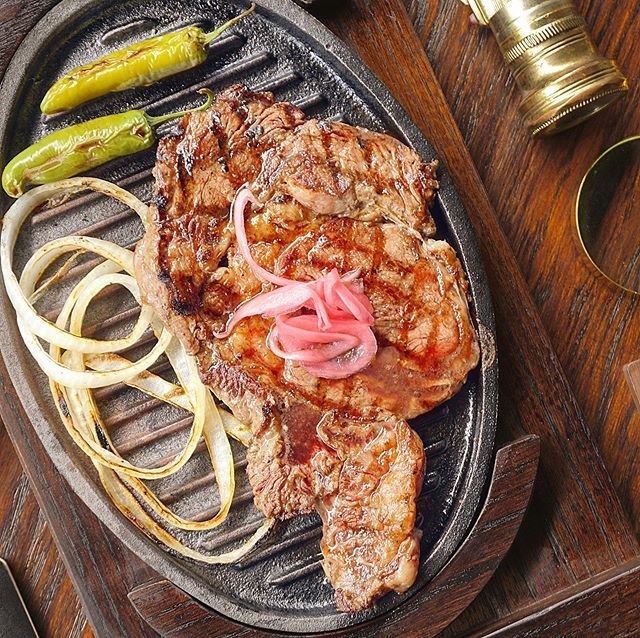 FoodTCMX's tweet photo. Nuestro Rib-Eye es tierno y jugoso, como la auténtica Parrilla Americana; acompáñalo con una entrada española, una sopa mexicana o una ensalada italina y vive este #ViajeGastronómico en #FoodTradeCenter. https://t.co/Q9nrupI0AW https://t.co/5O7lkEZdGY
