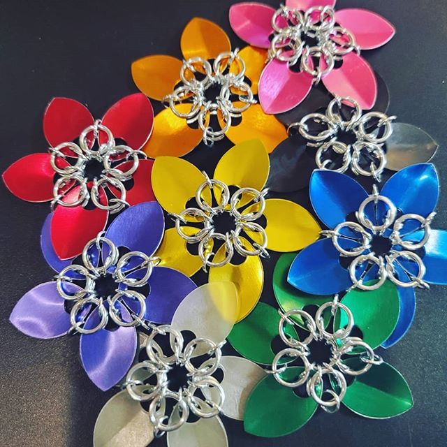 CapturingEssenc's tweet photo. #scalemaille #chainmail #flowers
#red #orange #yellow #green #blue #purple #black #pink #glowinthedark
#CapturingEssence #chainmaille #jewelry #accessories #fashion #handmade
#craftersofinstagram #handcrafted #makersgonnamake #lifestyle #lgbtq #artisan #oneringatatime #sm… https://t.co/zJLqAfQlpW