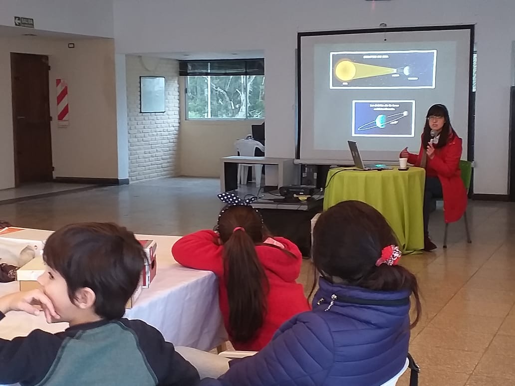 chascomustur's tweet photo. Rebeca Higa, astrónoma oriunda de Chascomús, nos brindó una charla taller sobre el eclipse total de sol que viviremos el 2/7 y las precauciones para verlo. En el taller realizamos un proyector casero para apreciarlo de manera segura.#RutadelEclipse 🔭 #Chascomús #BsAs #Argentina https://t.co/jc7JsbrwOZ