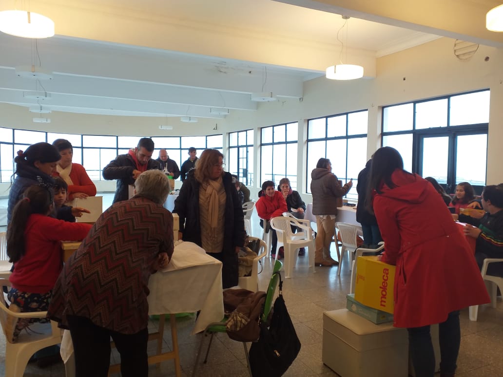 chascomustur's tweet photo. Rebeca Higa, astrónoma oriunda de Chascomús, nos brindó una charla taller sobre el eclipse total de sol que viviremos el 2/7 y las precauciones para verlo. En el taller realizamos un proyector casero para apreciarlo de manera segura.#RutadelEclipse 🔭 #Chascomús #BsAs #Argentina https://t.co/jc7JsbrwOZ