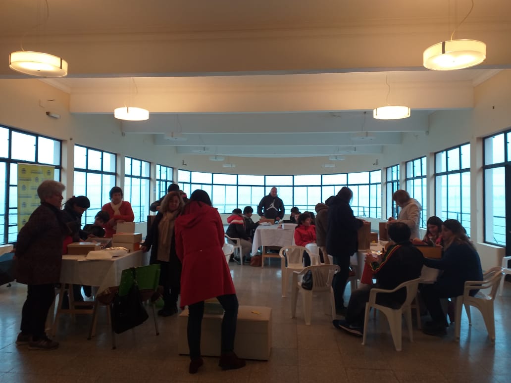 chascomustur's tweet photo. Rebeca Higa, astrónoma oriunda de Chascomús, nos brindó una charla taller sobre el eclipse total de sol que viviremos el 2/7 y las precauciones para verlo. En el taller realizamos un proyector casero para apreciarlo de manera segura.#RutadelEclipse 🔭 #Chascomús #BsAs #Argentina https://t.co/jc7JsbrwOZ