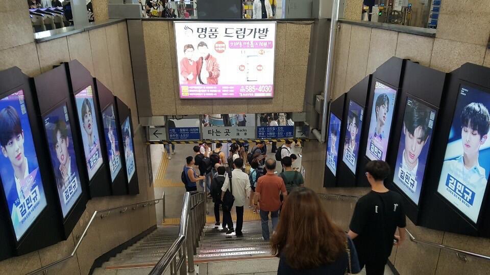 produce101x_52's tweet photo. その名も  ”キムミンギュ通り”

#producex_101  #김민규 https://t.co/rLAoQIaMOD