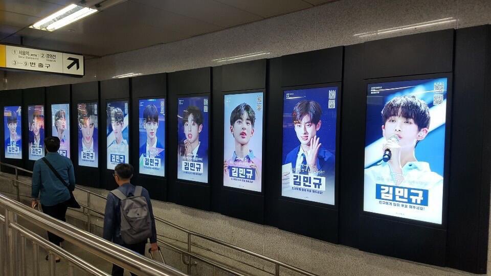 produce101x_52's tweet photo. その名も  ”キムミンギュ通り”

#producex_101  #김민규 https://t.co/rLAoQIaMOD