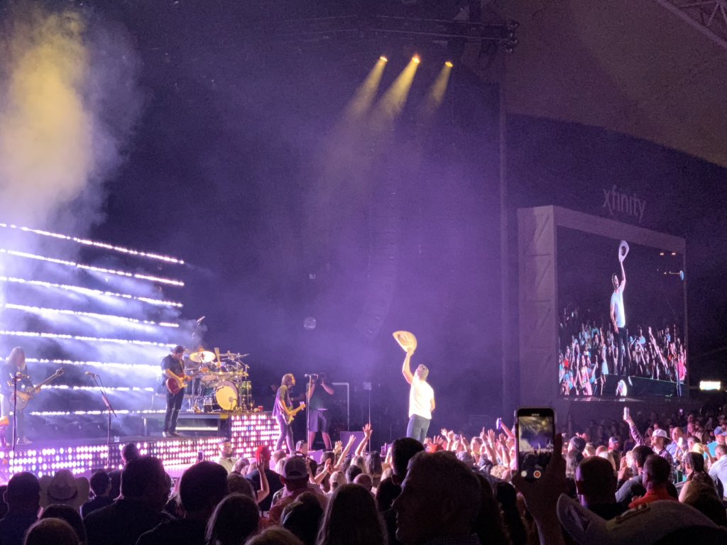 bamandapanda's tweet photo. @dustinlynch was AMAZING!! One of the best concerts ever 🤘🏼 #veryhotsummertour #icameherefordustin https://t.co/e3gYweR4yk