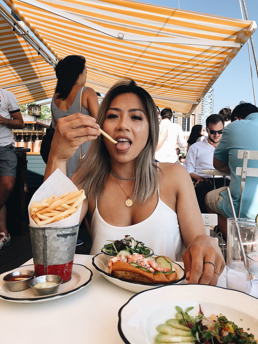 miss_YanYi's tweet photo. This picture really captures my personality 🍟 https://t.co/d0vZb0UDMZ