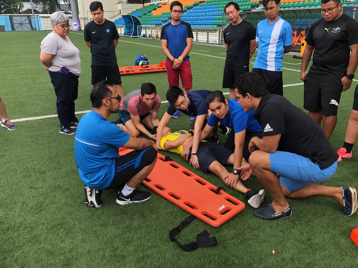 FIFAMedical's tweet photo. Teaching cervical stabilisation, and not immobilisation, in our on-field session on the management of cervical spine injury. A hard cervical collar is not needed. 
#FootballEducates #FootballNetwork https://t.co/QQ5tiyKthp