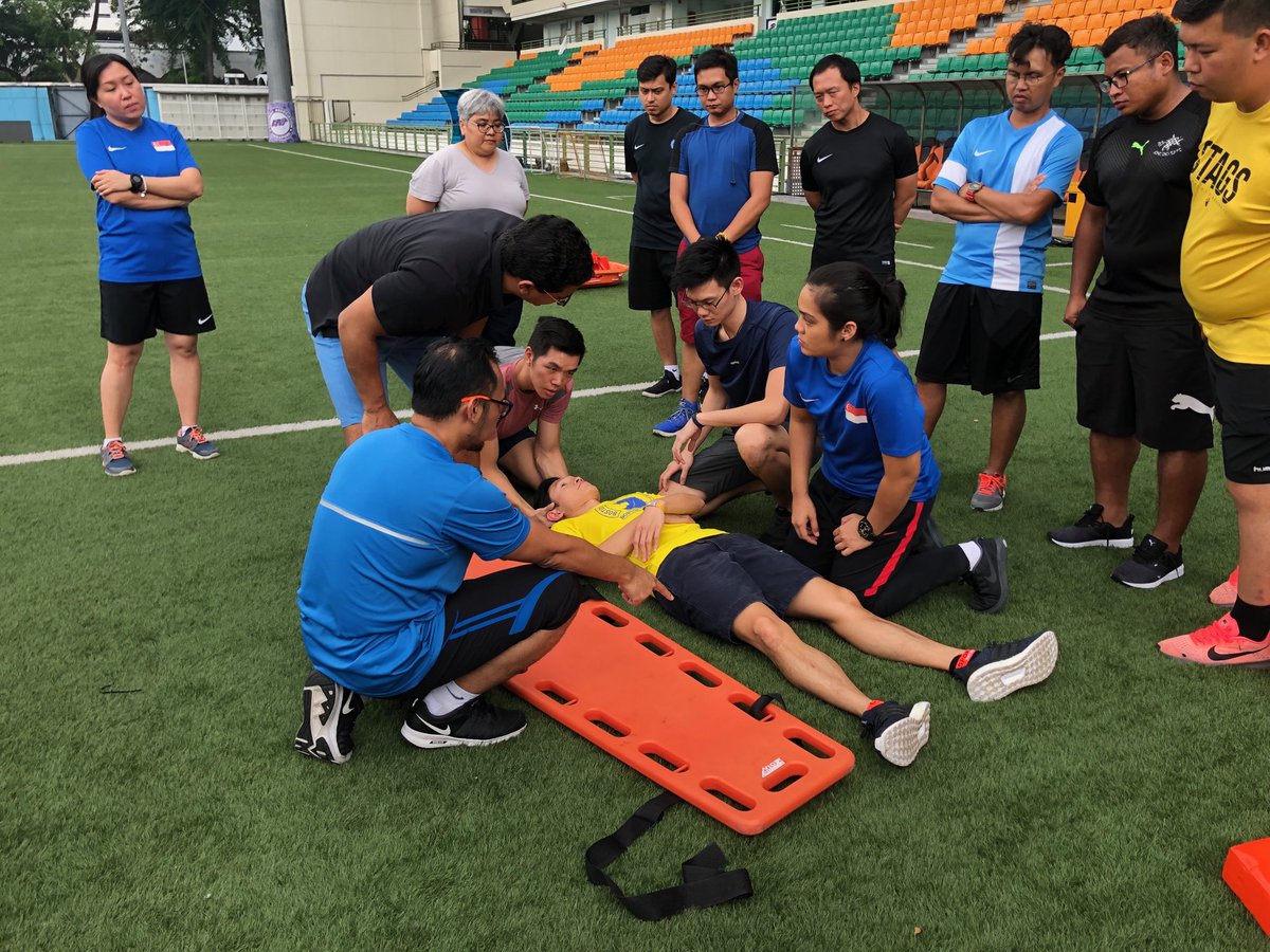 FIFAMedical's tweet photo. Teaching cervical stabilisation, and not immobilisation, in our on-field session on the management of cervical spine injury. A hard cervical collar is not needed. 
#FootballEducates #FootballNetwork https://t.co/QQ5tiyKthp