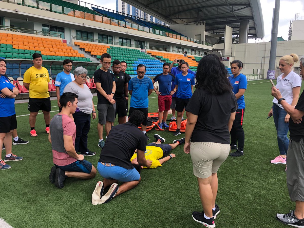 FIFAMedical's tweet photo. Teaching cervical stabilisation, and not immobilisation, in our on-field session on the management of cervical spine injury. A hard cervical collar is not needed. 
#FootballEducates #FootballNetwork https://t.co/QQ5tiyKthp