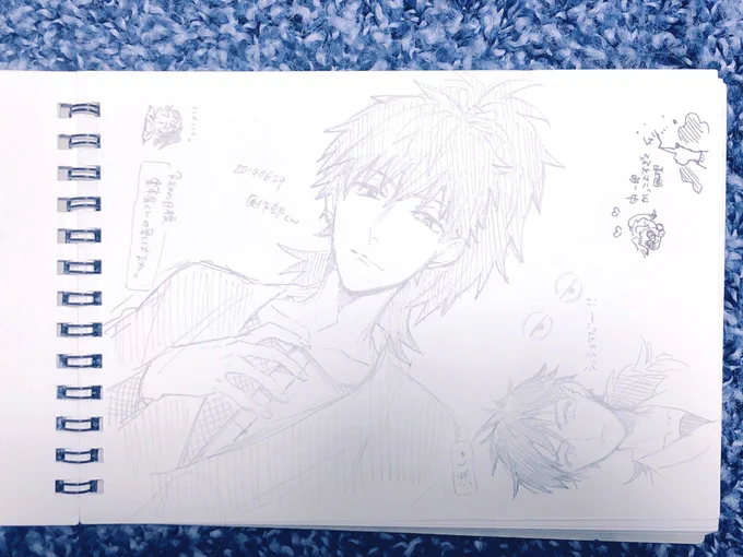 これは昨日青菜氏に描いてもらいしげんさぶろうなのだけど私は2年前にもげんさぶろうをリクをしていたらしく正直なスケブとなりましたプロ忍に変姿し顔だけ雷蔵くんにするとプロ忍服を着た14歳というエモ爆誕するありさまをご査収ください⚰️ 