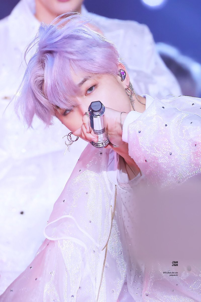 letsjjim's tweet photo. 지민에게 퍼스널 컬러란 없음.
뭐든 그냥 씹어먹다 못해 다 삼켜서 소화까지 완벽하게 하니까요. 내가 진짜 미치는 포인트가 헤어컬러나 의상, 무대 컨셉 등에 따라 완전 다른 사람이라고도 볼 수 있을 정도로 달라지는 애티튜드와 표정임. 태어나서 이런 사람 본 적이 없어. 앞으로도 없을 거 같아. https://t.co/NDNUReI9sN