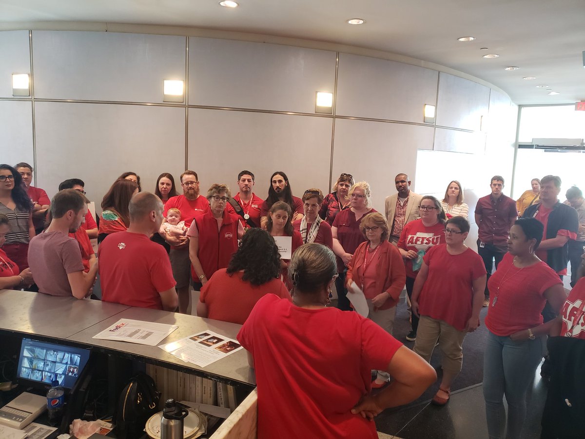AFTSUnion's tweet photo. Solidarity is a verb. #AFTSUsolidarity #1u https://t.co/rZ4z77x9dT