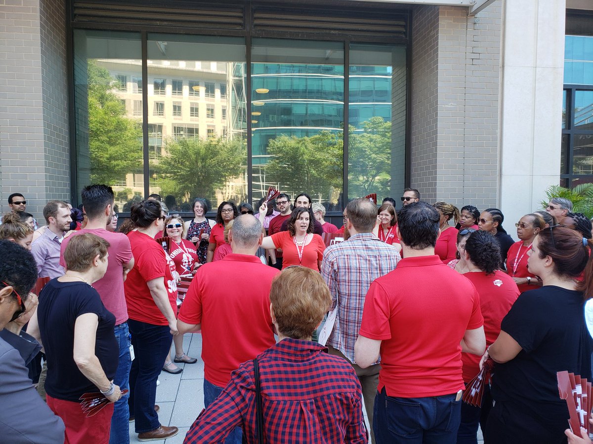 AFTSUnion's tweet photo. Solidarity is a verb. #AFTSUsolidarity #1u https://t.co/rZ4z77x9dT