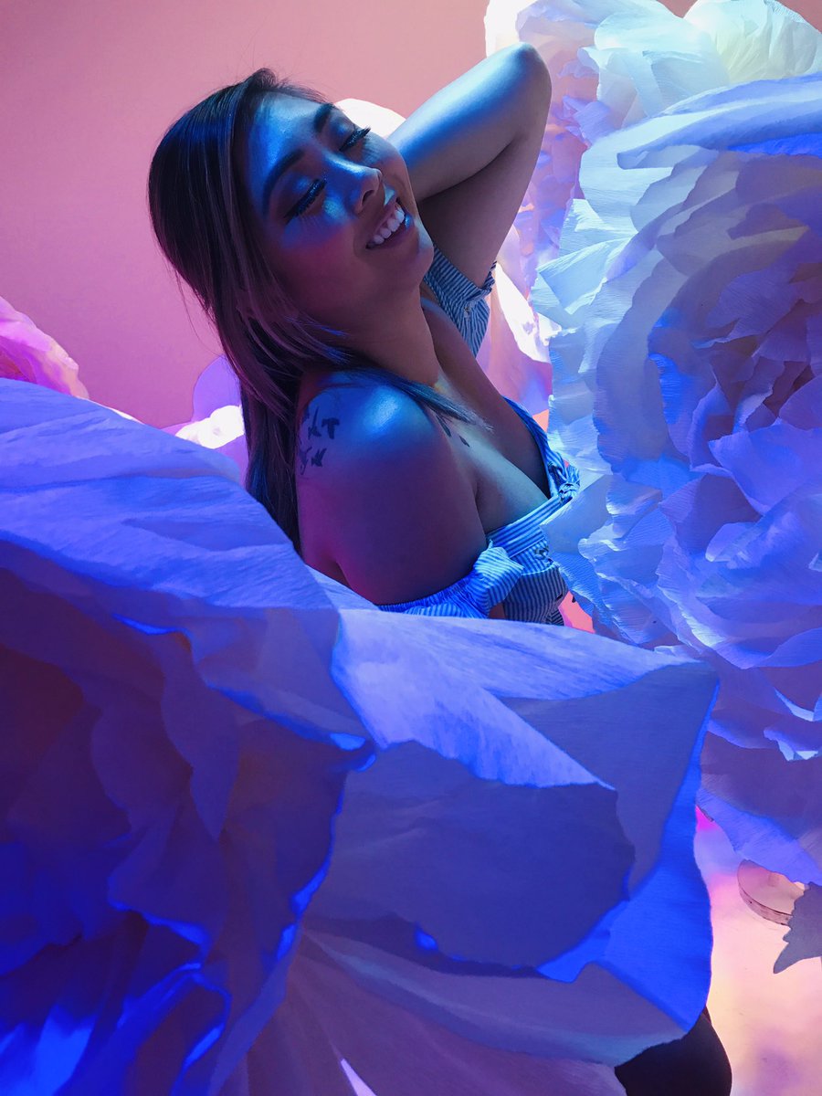 sillymichelley's tweet photo. Got to be one with the flowers. Look at me being pretty and shit
#partywith #flowers #photos https://t.co/xpP5GfTAqs